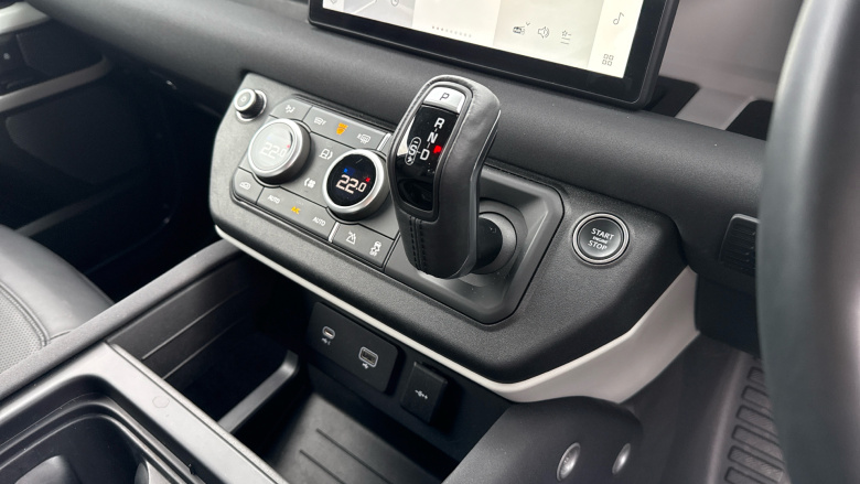 Land Rover Defender 3.0 D250 SE 110 5dr Auto Diesel Estate